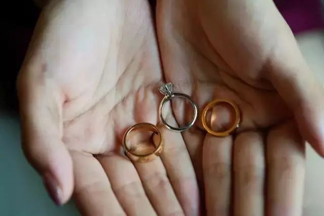 关于秀订婚戒指图片大全的信息