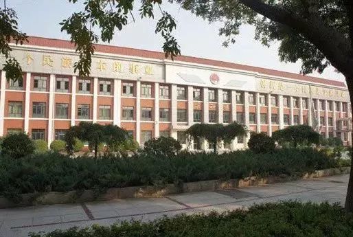 其历史悠久,前身为私立长芦中学,天津市重点中学,首批三a校,市级高中