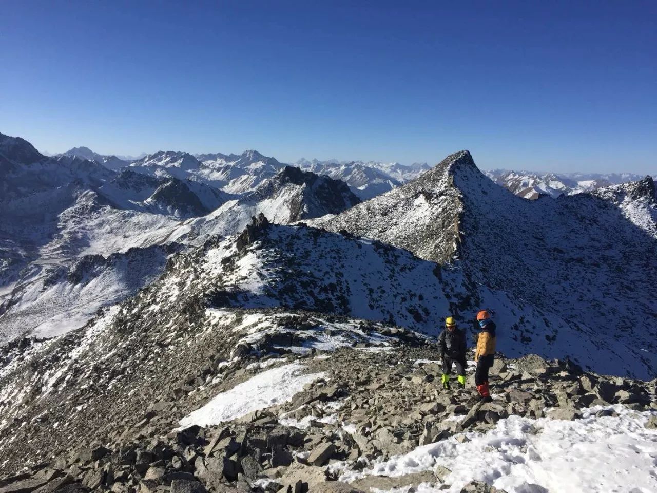 祝賀勇士們成功登頂4800米奧太娜雪山