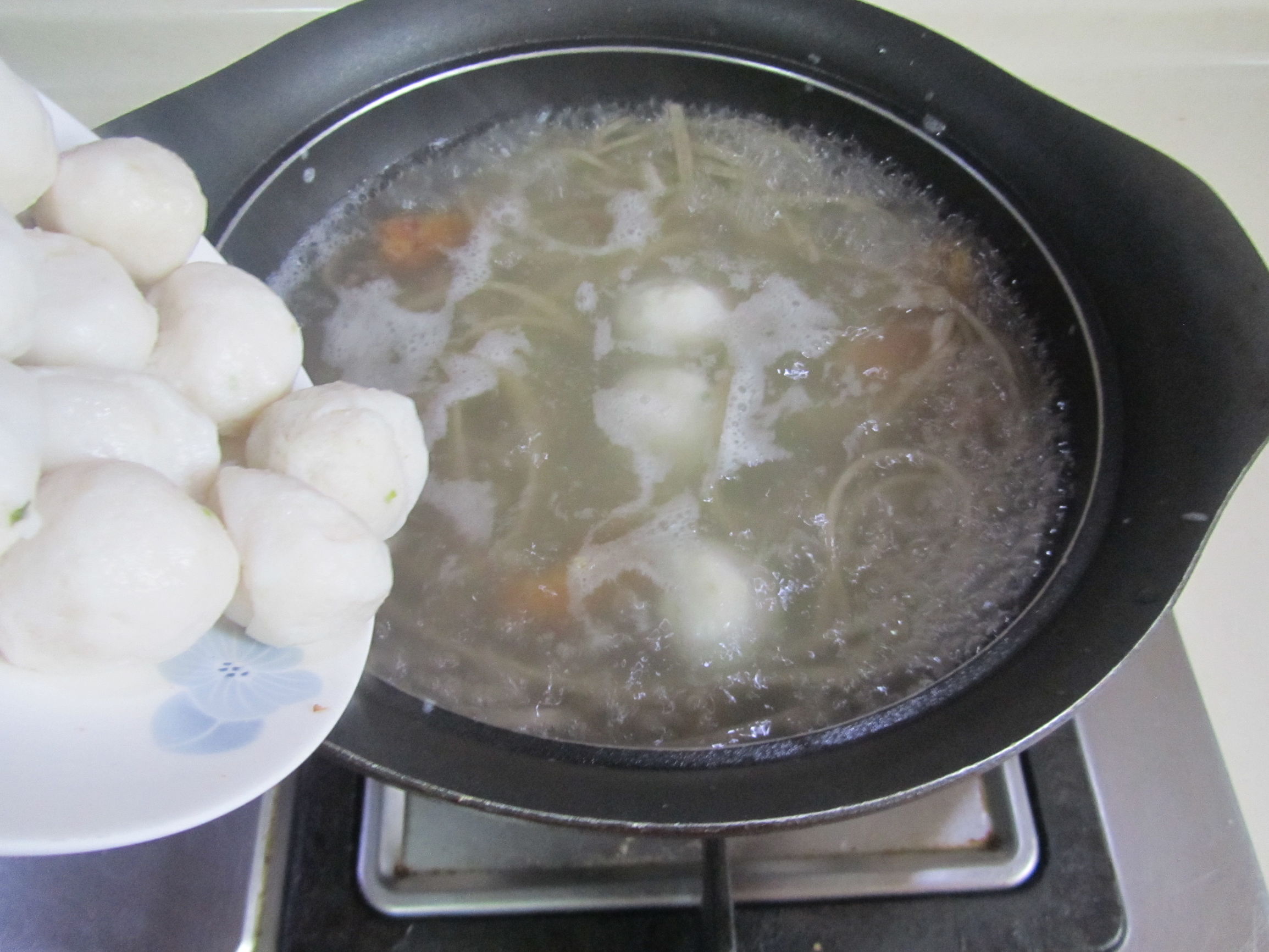 全家人都爱吃这菜,有菜有鱼有粉丝,鲜嫩爽滑够滋味,一锅全吃光