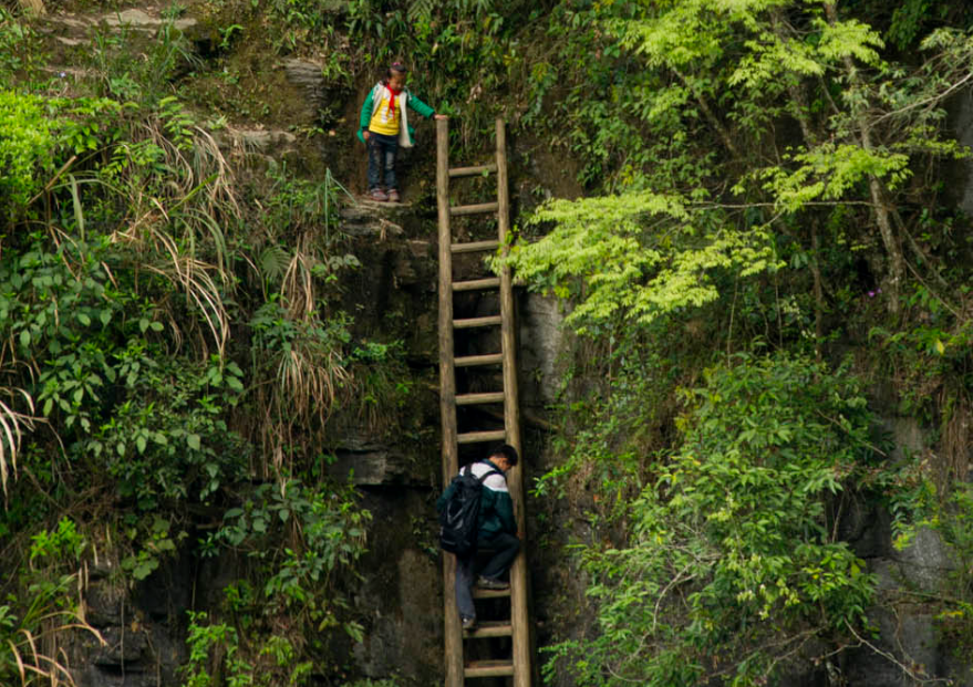 出门上学,先要翻越村口一座陡峭的大山,之后再过一段近200米的索道