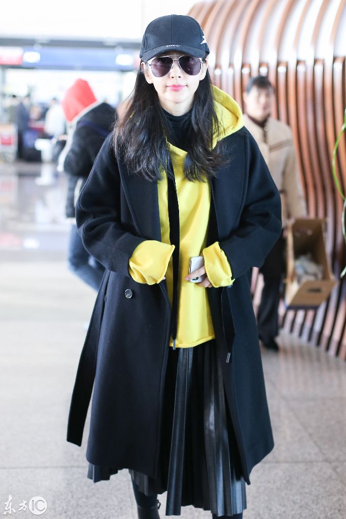 北京:44岁李冰冰现身机场,墨镜长发风衣短靴明星味浓