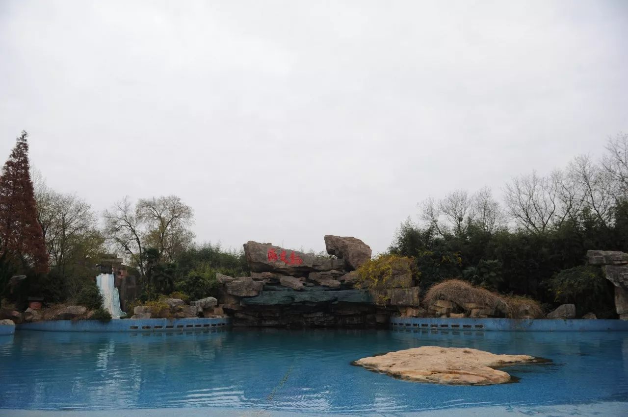 金孔雀溫泉旅遊度假村擁有華東地區最大的園林動態式溫泉療養娛樂中心