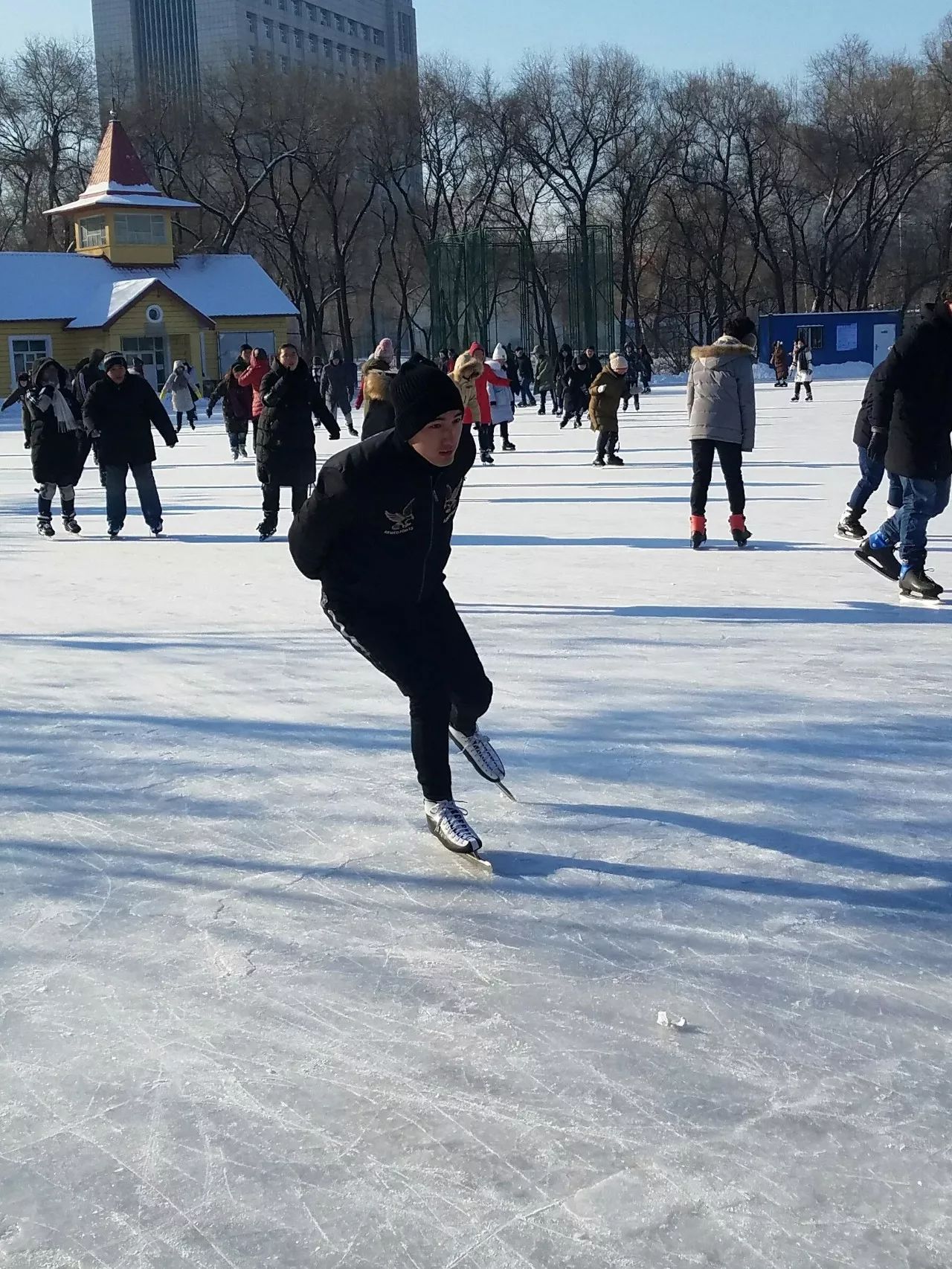 潍坊冰刀滑冰场图片