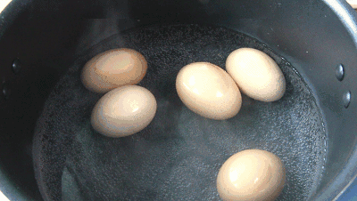 煮鸡蛋时加点醋,也可以起到避免鸡蛋壳破掉的作用哦