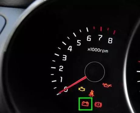 发动机故障灯在着车后会自动亮起做一个系统自检测,如果没有问题6秒后
