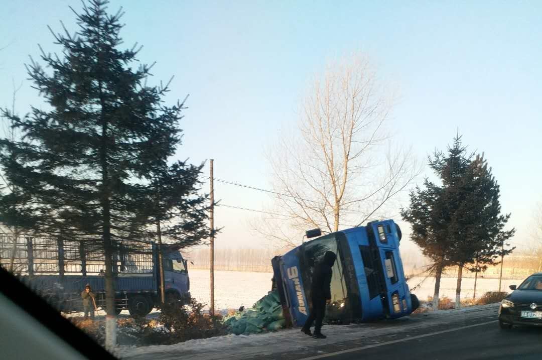 張利:今日史丹利附近一車掉溝去了. .車禍關注扶余生活圈每一天!