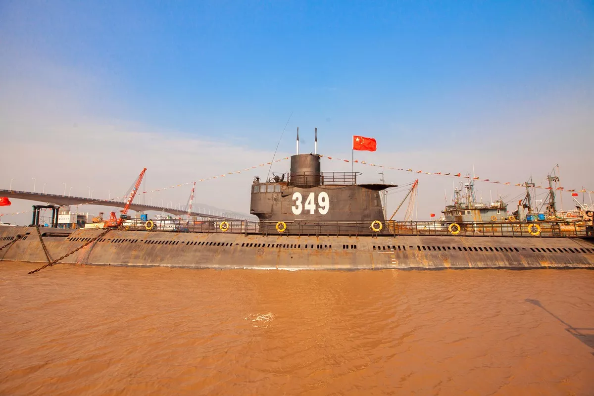 退役潜艇原停泊在青岛胶州湾,主要用于训练和战备,是椒江区于 2011年