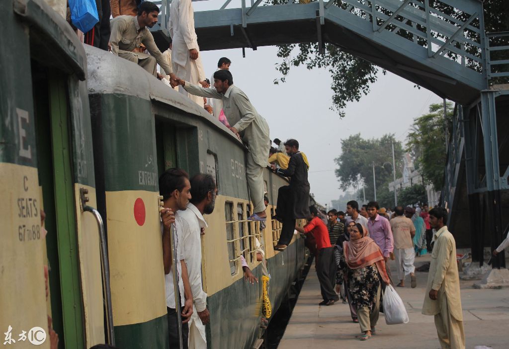 看看巴基斯坦人挤火车的壮观场面,深刻体会回家过节的心情都一样