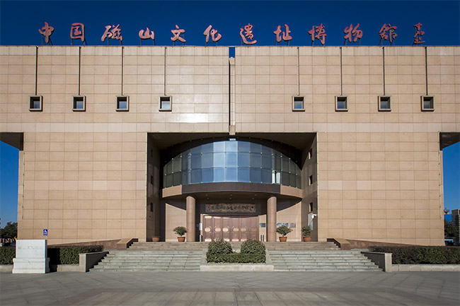 中国磁山文化博物馆负责人向观众讲解磁山文化