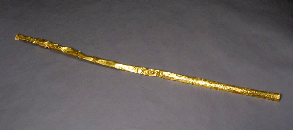 广汉金杖在形制上逼近西亚和埃及晚期的权杖,后者在杖首或杖身上部饰