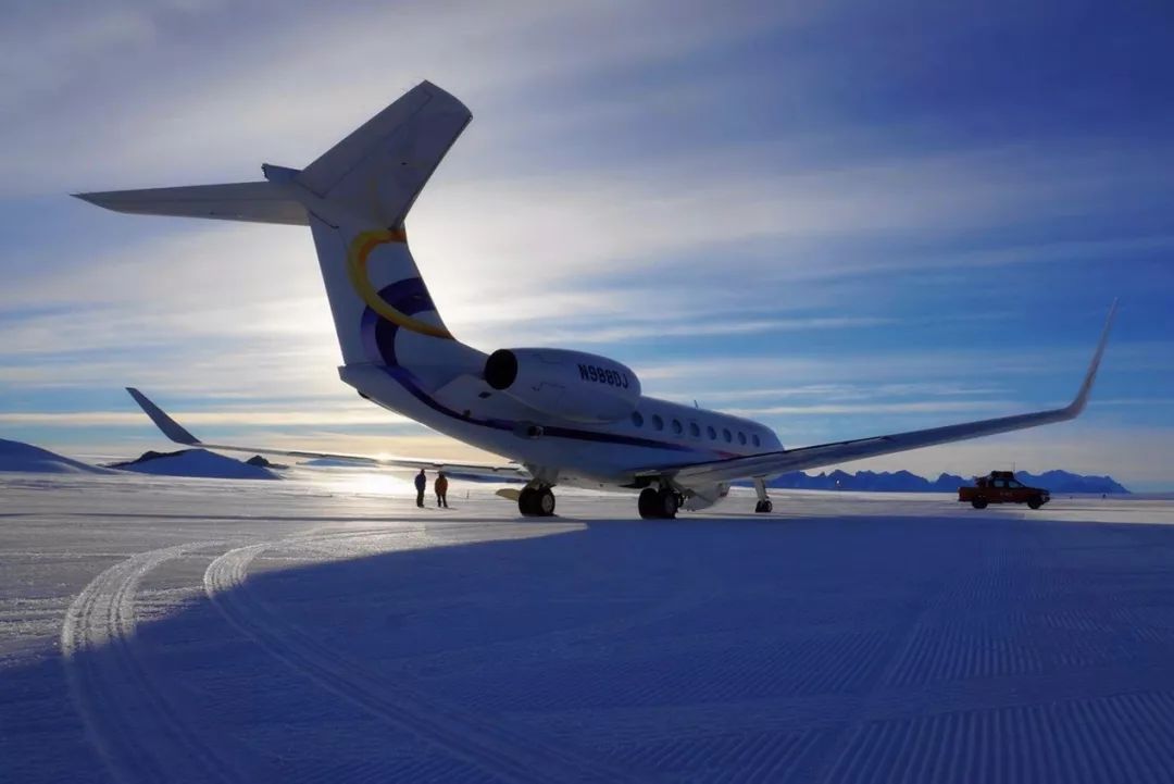 5小時的飛行後降落在南極的冰雪跑道上,開創了由中國航空飛機運載乘客