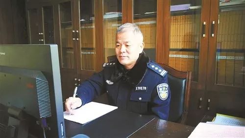 公安民警李安图片