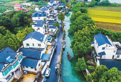 图为专职保洁人员在浙江省湖州市长兴县龙山街道渚山村车渚港河道内