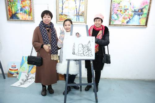 杨昕彤11岁绘画个展 让时间展示彩色力量