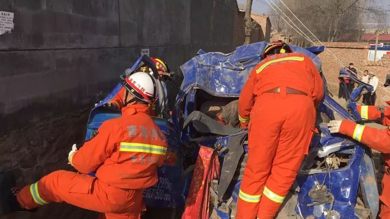 樂都:三輪車行駛過快撞上房屋引發車禍,2人被困