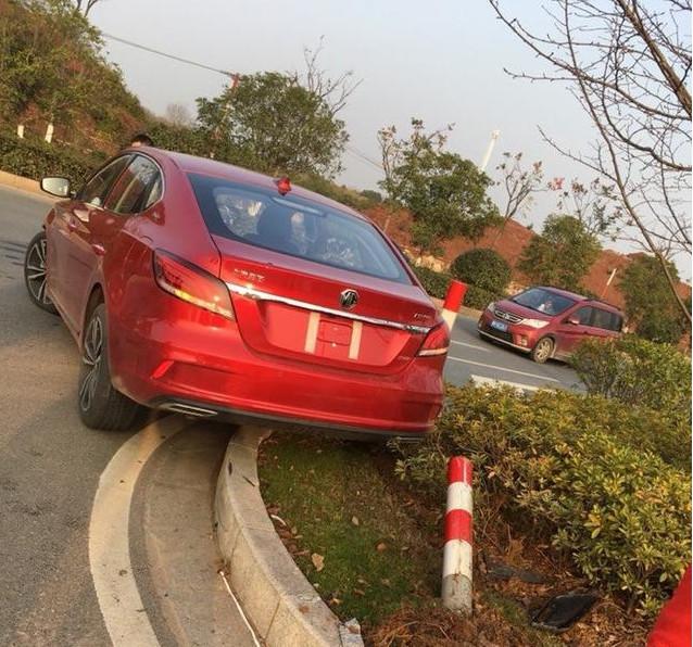 4s店銷售秀車技導致新款名爵6全國首撞保險槓直接脫離車身