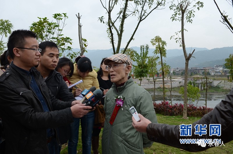 新華網發(蒲遠寶 攝)2012年12月21日,余光中攜愛人範我存回到家鄉福建