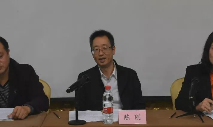 陈刚说,建设家乡,发展家乡,富裕家乡是我们共同的愿望,是县委,县政府