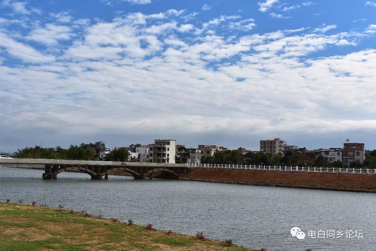 遙望高聳入雲的浮山嶺(不少垂釣者在橋邊釣魚)電白林頭鎮共青河主題