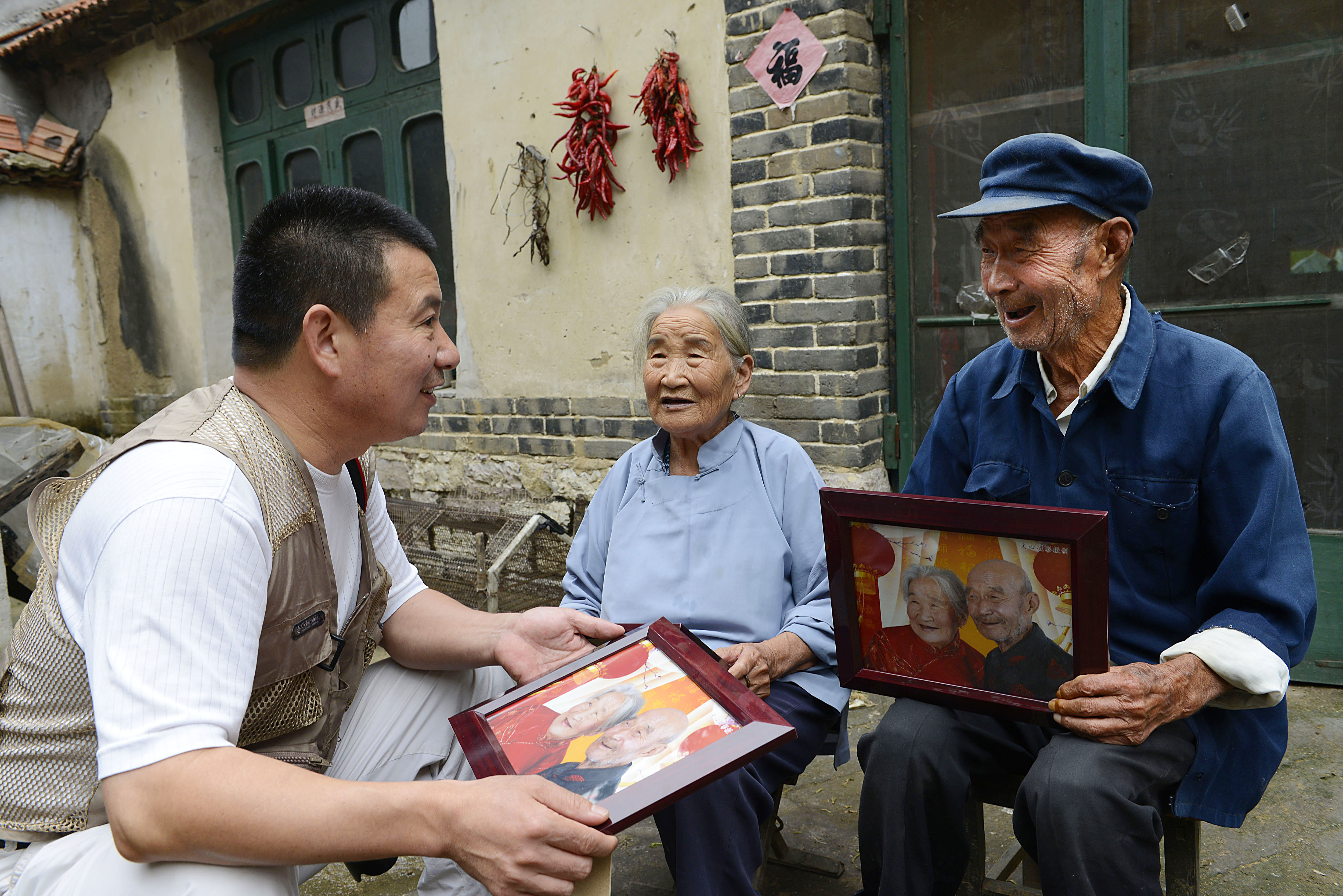 十年,上千个村庄,行程三万多公里:他把建国前老党员拍成了文艺奖