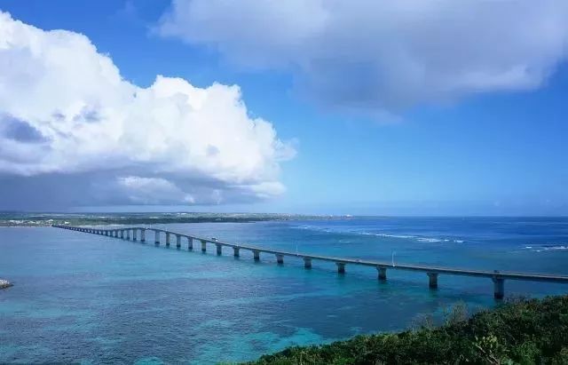 3 在沖繩海域邂逅座頭鯨 4 在瀨長島享受片刻寧靜 在神龍湯享受山澗