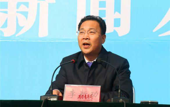 华阴市长李新功介绍华阴脱贫攻坚情况