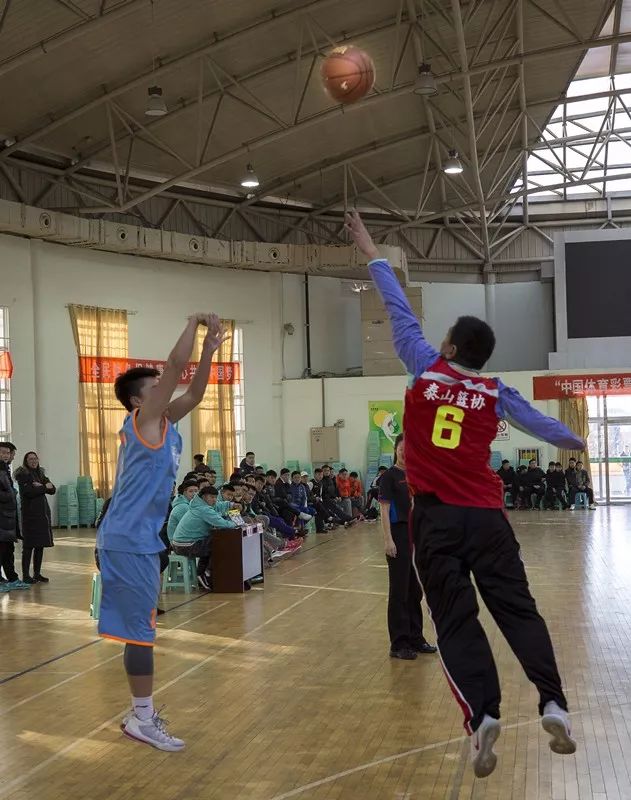 泰山学院篮球场图片
