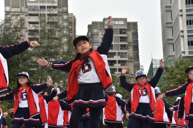 12月15日,廣州市海珠區寶玉直實驗小學校園內格外熱鬧,近3000名小學生