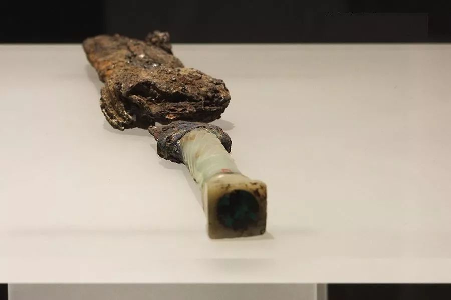 玉柄铁剑制作精美,是中国目前出土文物中最早的人工冶铁制品,它的出土