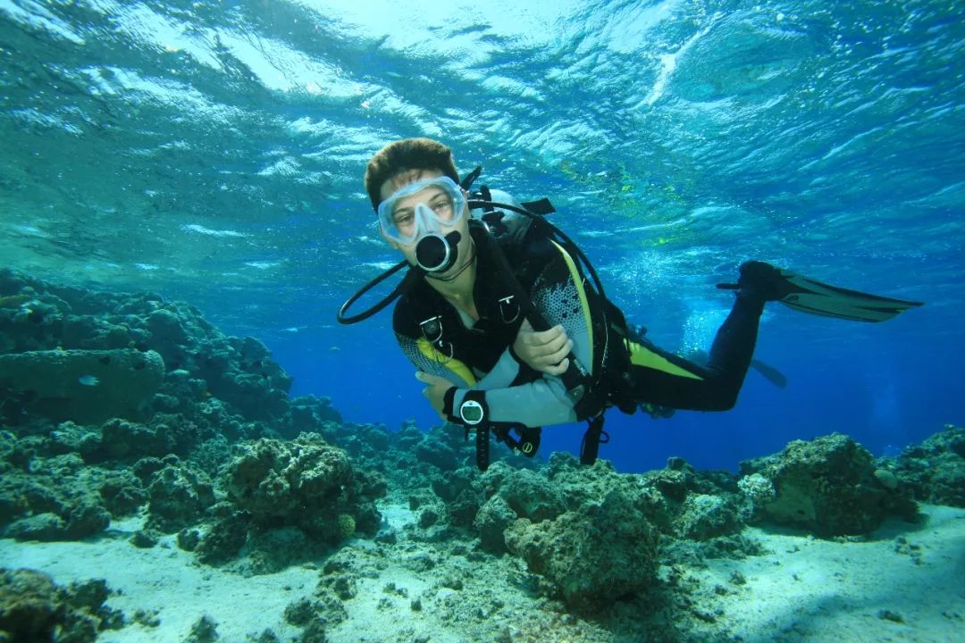 潜水或是经常在水下进行特殊的活动比如拍摄水下模特照等等那么你们应
