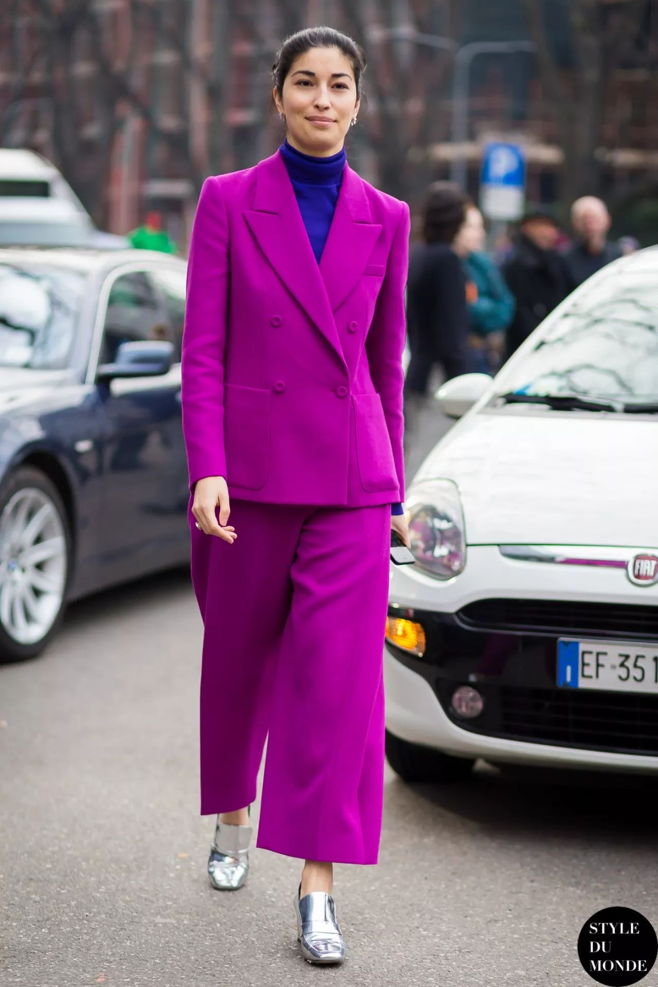 高领配西装更气场些,紫色赋予了西装套装无限想象力和未知的神秘!