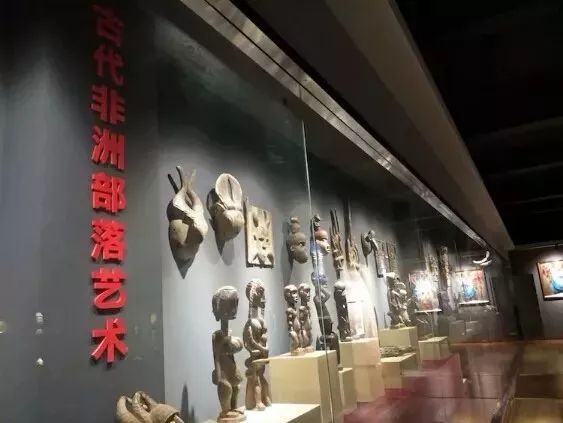 這種佈局設置既能突出圖書館的主要閱讀功能又結合了博物館能展出文化