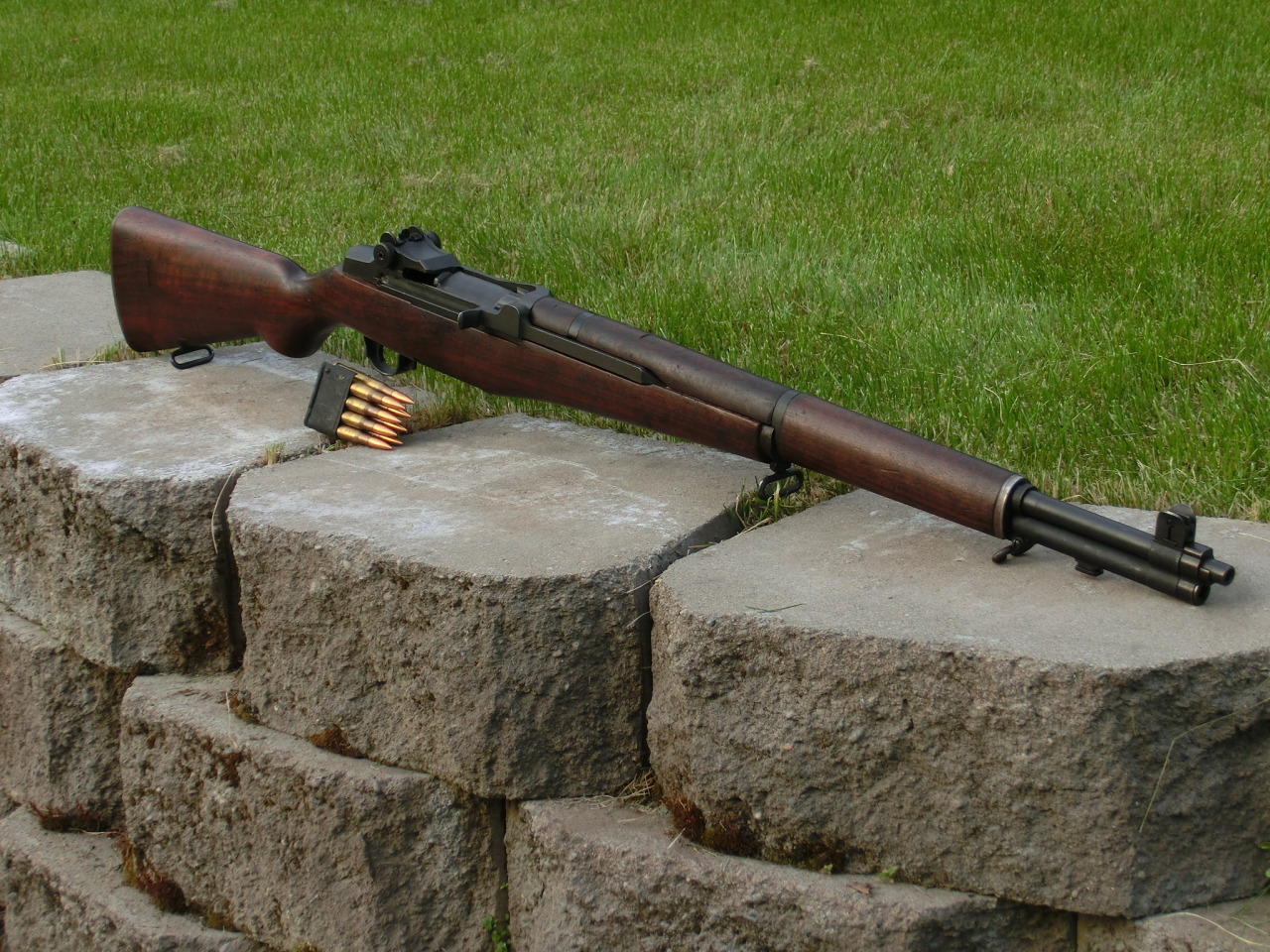 m1式加兰德步枪是枪械历史上第一种大量生产进入现役的半自动(自动