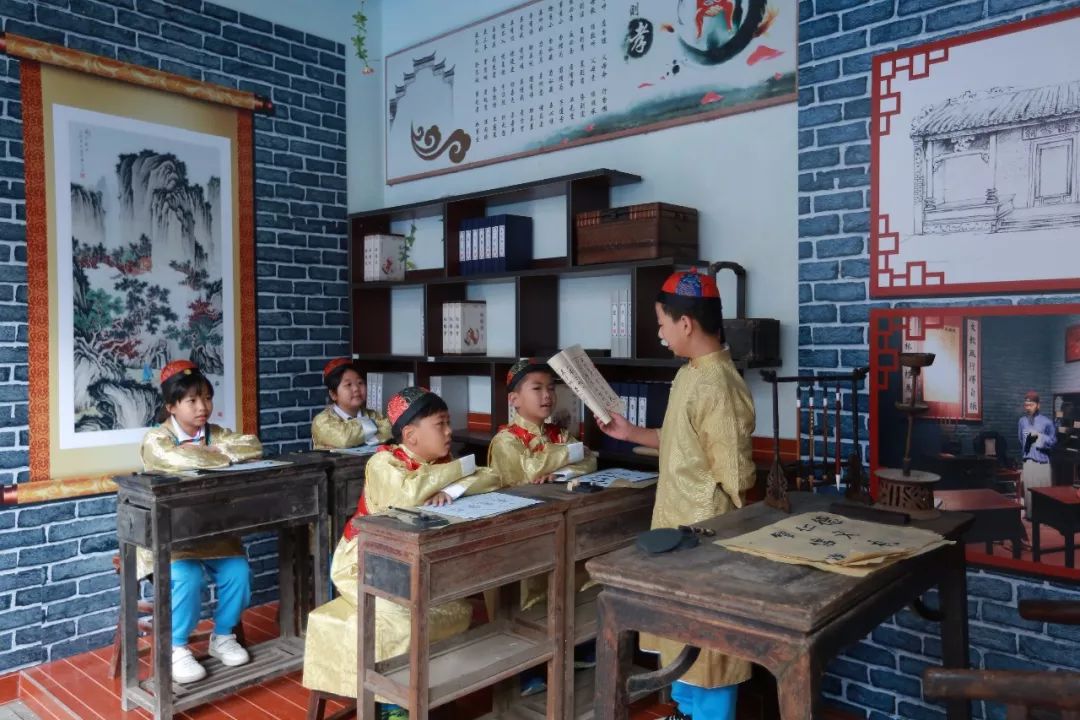 走进19世纪初期的私塾学堂,孩子们穿着古香古色的服装,墙壁斑斑驳驳