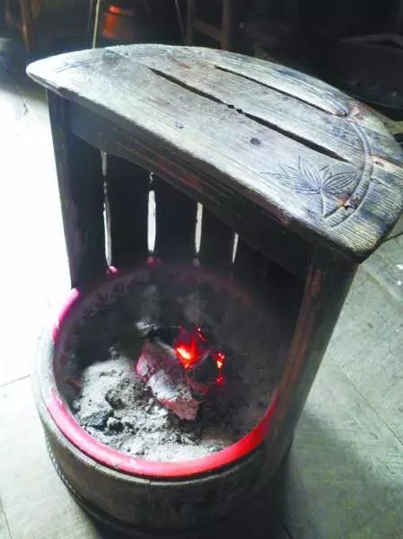 整体为全封闭的圆桶形状,若要烤火,将火盆放在地上,把火桶罩在火盆上