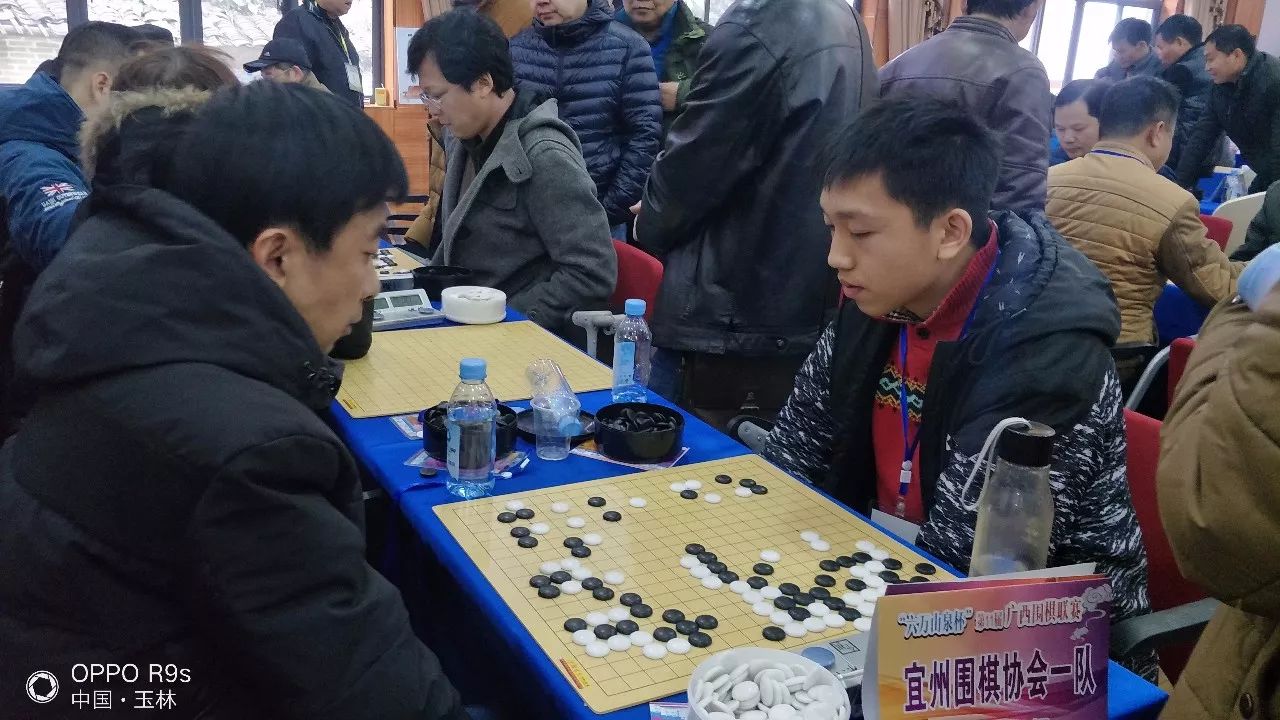 玉林棋王庞俊戈(右)力斩广西名手宜州周宏6段玉林围棋协会队的庞俊