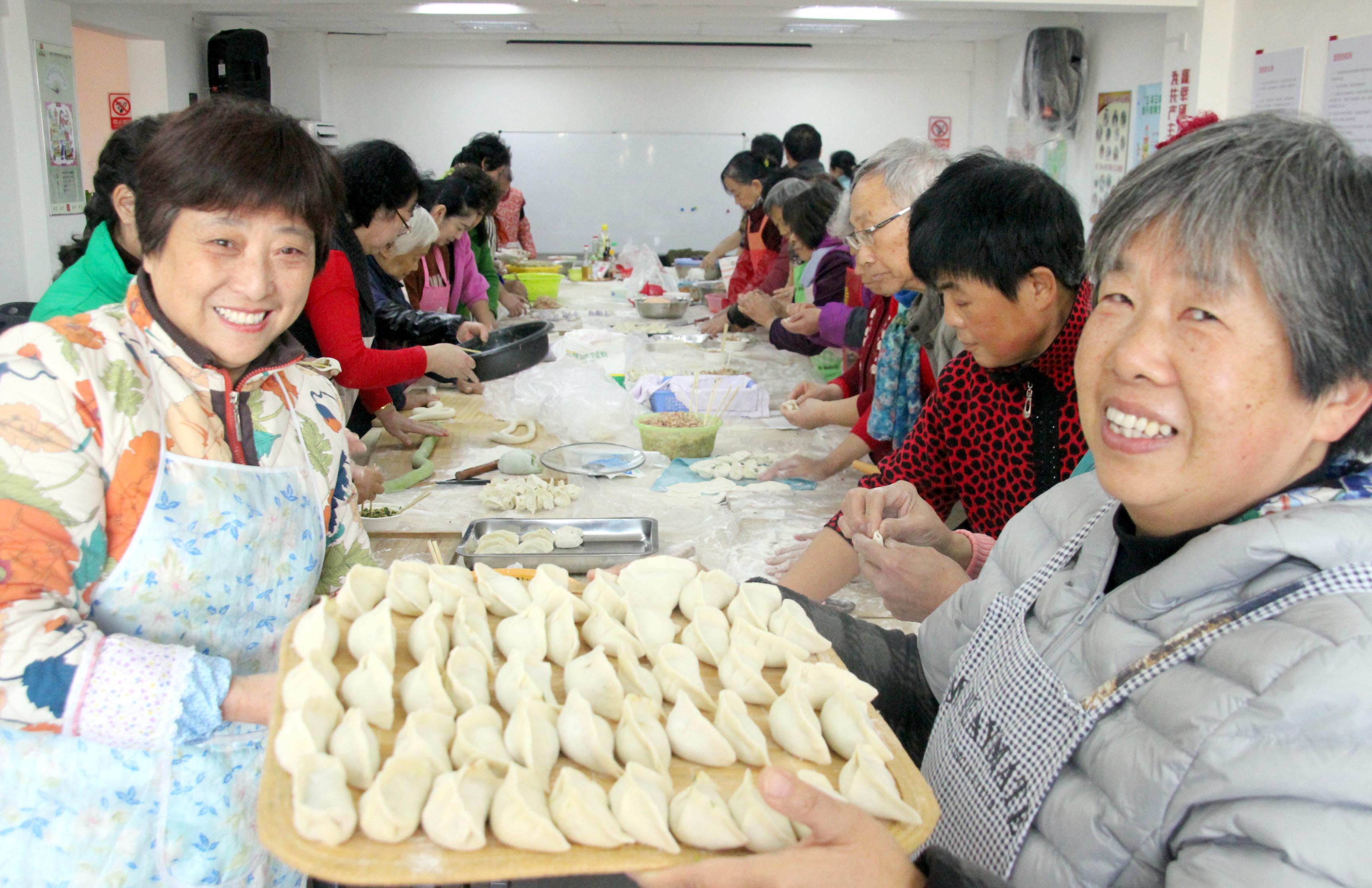 进行了"包饺子迎冬至"活动,30多位社区居民欢聚一堂,自己动手包饺子