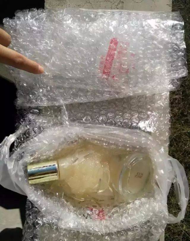 sk化妆品摔碎的照片图片