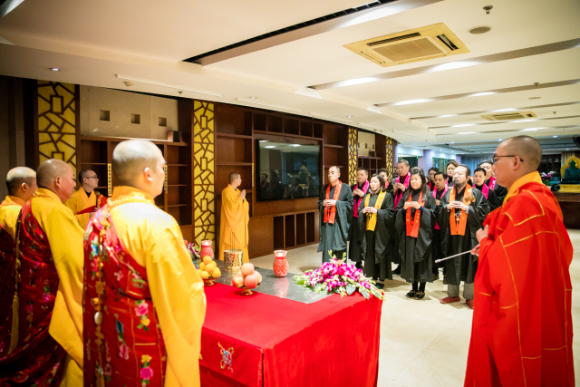 禮請上海玉佛禪寺監院,寺務處主任長春法師,本寺維那文淵法師,聖淨