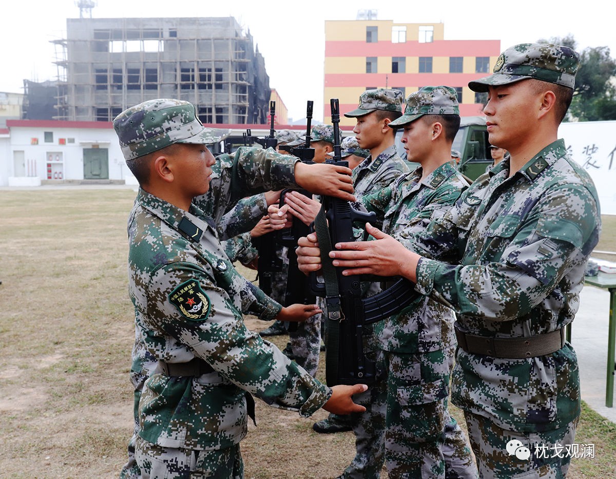 使命从此刻开始新兵下连接过老兵的枪