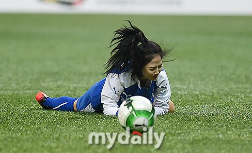 韩国最美女足李玟娥被男人撞翻地上披头散发的她笑起来是真好看