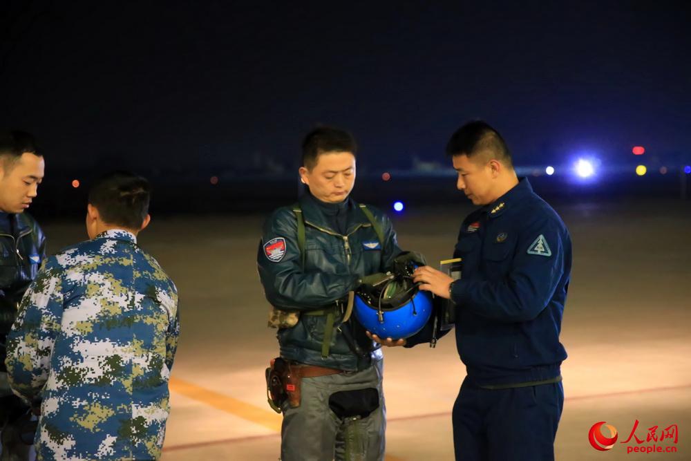 東海艦隊航空兵多型戰機進行全天候對抗訓練