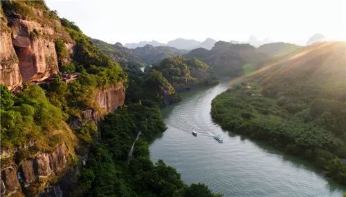 山水朝夕間沉澱了數百萬年的赤壁丹崖詩意繾綣