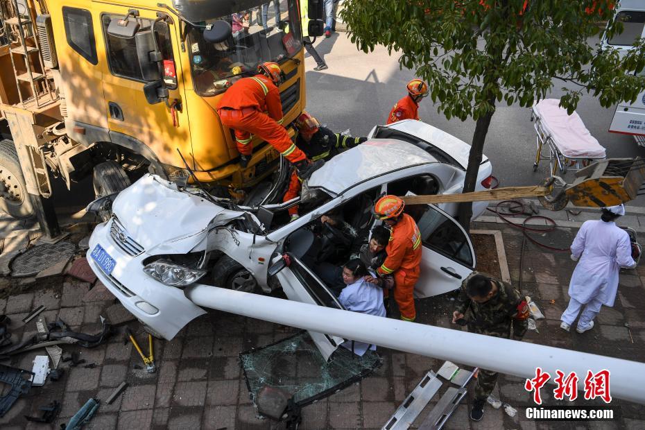 長沙街頭車禍致小車變形 眾人合力營救車主