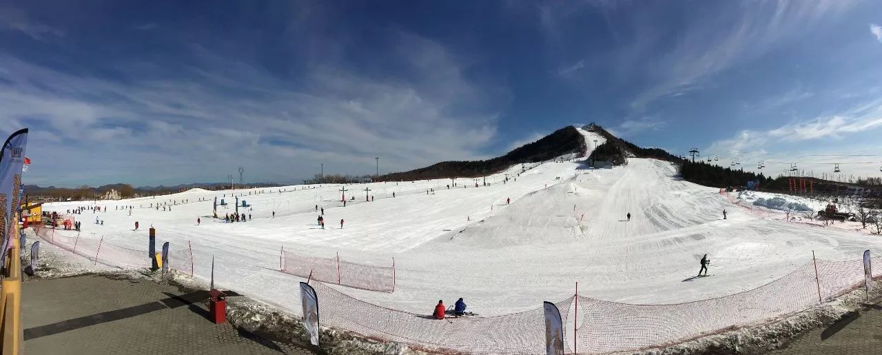 第三届北京顺义冰雪温泉狂欢季启动 北京莲花山滑雪场上演冰与火之歌