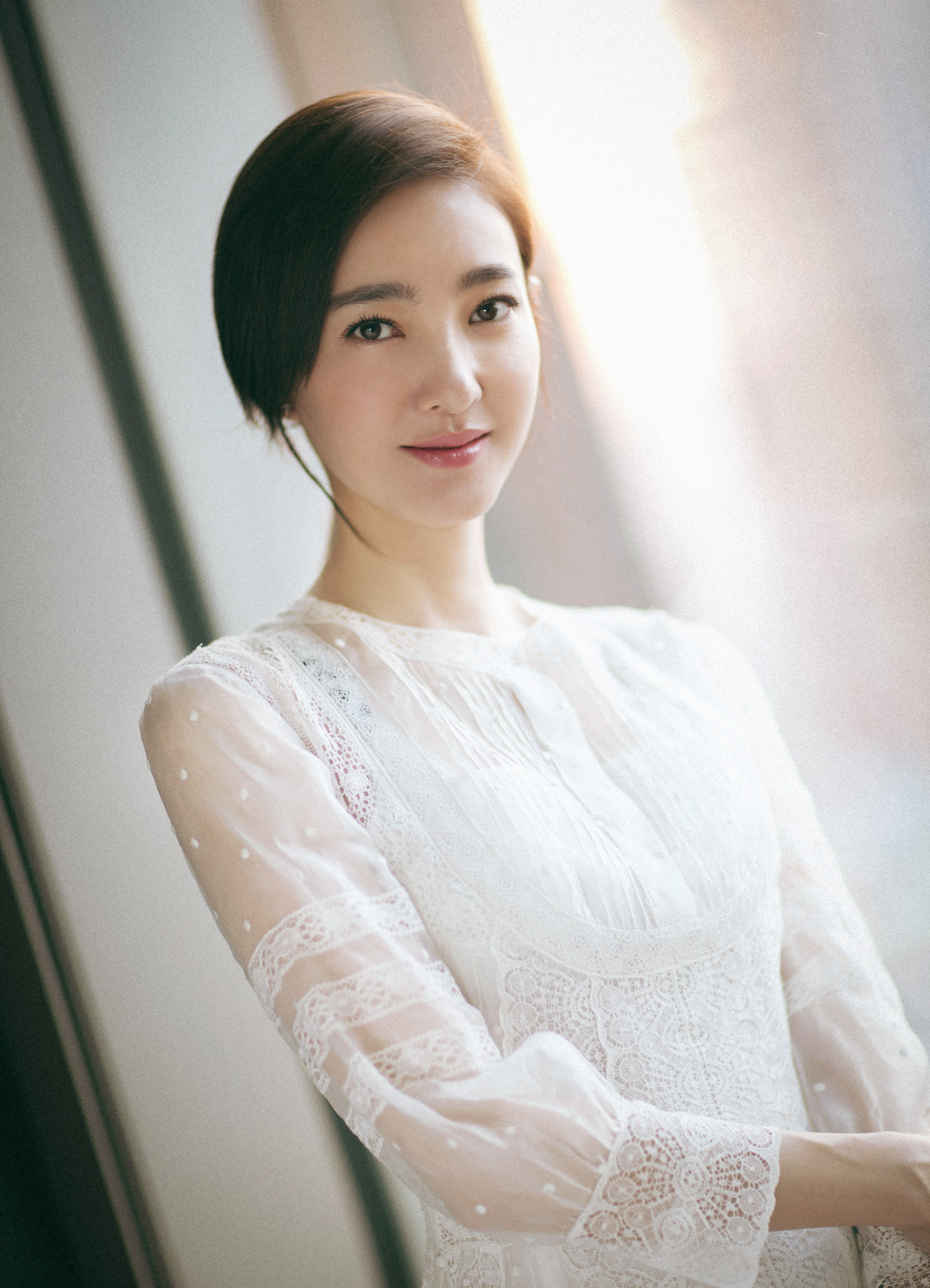 王丽坤身着白色蕾丝薄纱长裙出席活动 优雅精致