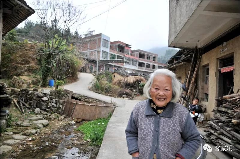 建省漳州市詔安縣秀篆鎮隔背村是秀篆鎮一個自然村,與乾東村,寨坪村