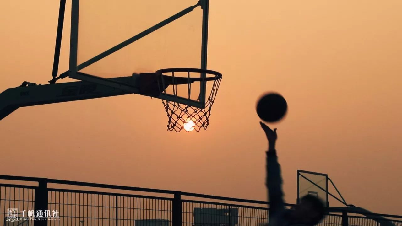迎着最美日落,是海大的篮球少年