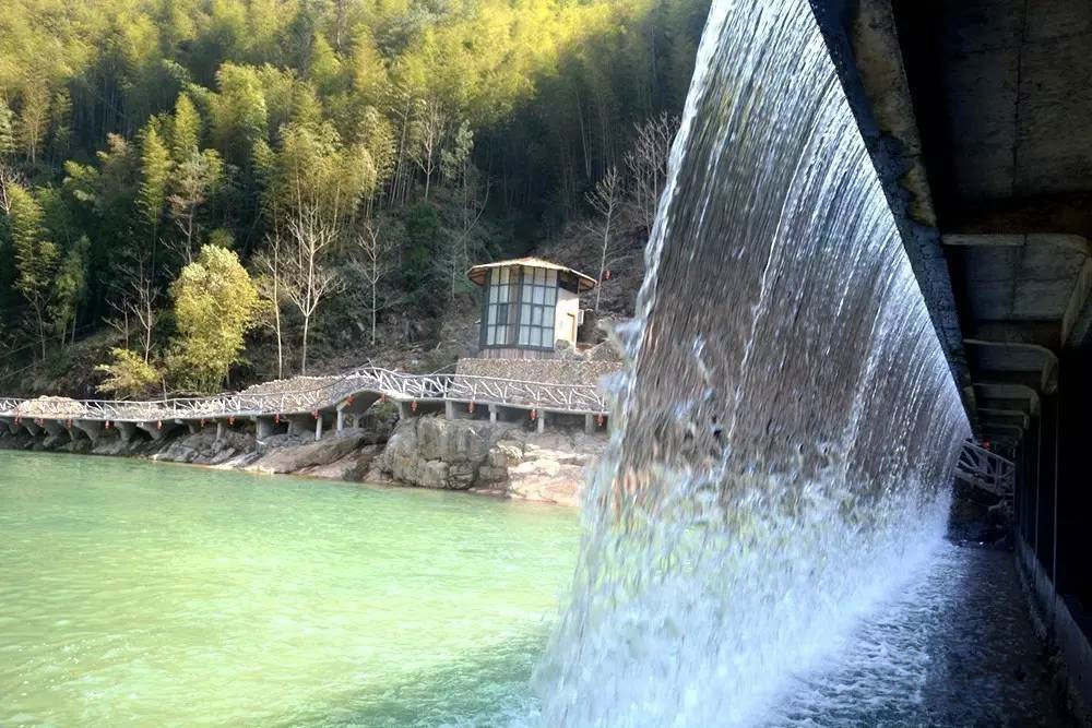 這就是懷溪鎮的水口村繞岸白雲終日在,傍松黃鶴